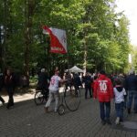 Warum nicht mal mit dem Hochrad zum Spiel kommen :-)